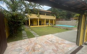 Casa com churrasqueira e piscina, perto de riacho